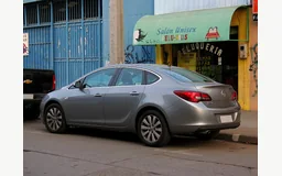 OPEL ASTRA J A trois volumes
