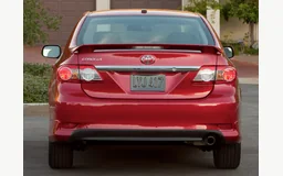 TOYOTA COROLLA A trois volumes (_E18_, ZRE1_)