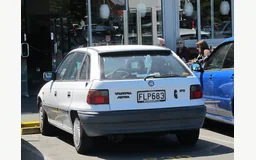 VAUXHALL ASTRA Mk III (F) Berline bicorps trois ou cinq portes (T92)