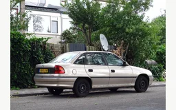 OPEL ASTRA F A trois volumes (T92)