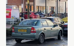 VAUXHALL ASTRA Mk IV (G) A trois volumes (T98)
