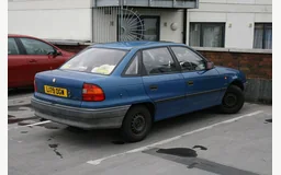 VAUXHALL ASTRA Mk III (F) A trois volumes (T92)