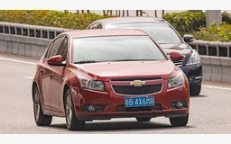 CHEVROLET CRUZE Berline bicorps trois ou cinq portes (J305)